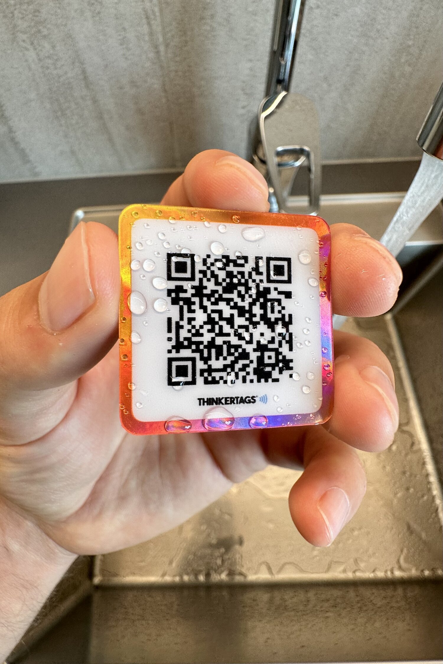 Wasserdichter Google-Bewertungen-Sticker unter laufendem Wasser